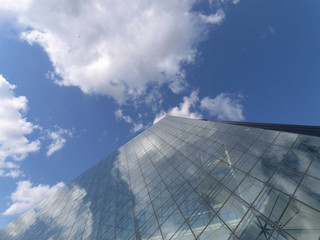 ガラスのピラミッドと青空と雲
