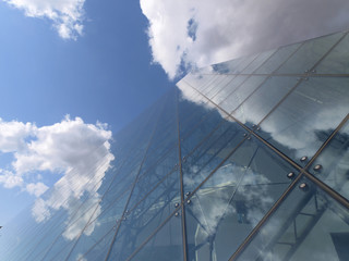 ガラスのピラミッドと青空と雲