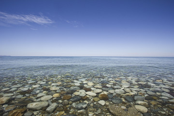 Meer mit Steinen