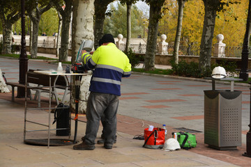 electricistas reparando una averia en la calle