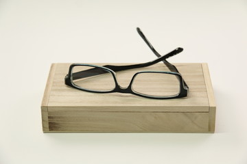  fream Spectacles eyeware on wood box