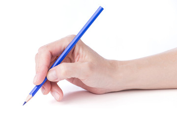 weibliche Hand mit einem blauen Stift