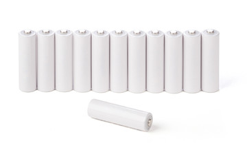 AA-Batterien stehen in einer Reihe