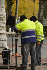 Obraz na płótnie Canvas electricistas reparando una averia en la calle