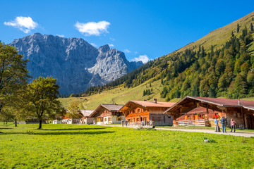 Fototapeta na wymiar Almdorf in den Alpen 