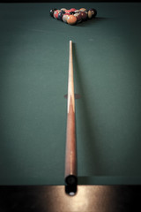 Queue und Kugeln auf Billardtisch - variante