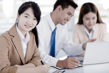 Obraz premium Business people discussing the charts and graphs showing the res