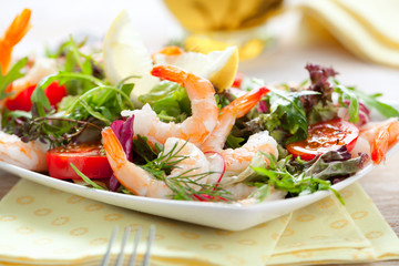Salat mit garnelen 