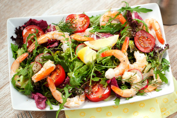 Salat mit garnelen 