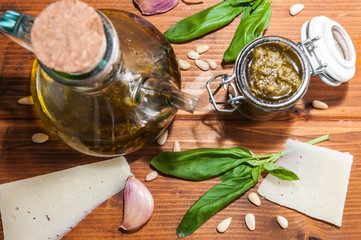 Salsa pesto y los ingredientes para prepararla