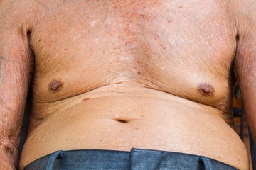 Naklejka premium closeup old man chest with texture