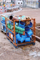 Abflussrohre, Plastikrohre in Gitterbox an Baustelle