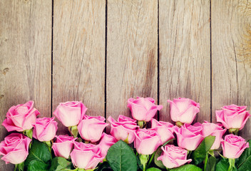 Panele Szklane  Bukiet róż na drewnianym stole wooden