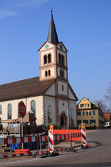Dorfplatz Sandweier Umbauphase mit Kirche und Rathaus