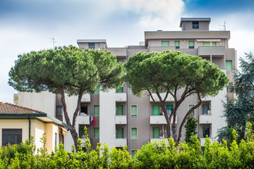 Palazzi popolari residenziali, vegetazione, cielo e nuvole