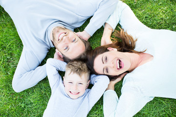 Familien liegt auf der Wiese