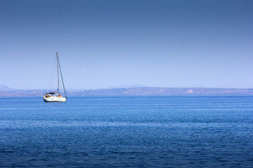 Segelboot auf dem Meer