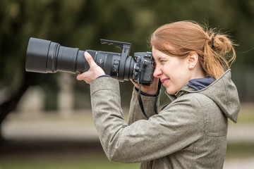 Fotografin mit Zoomobjektiv