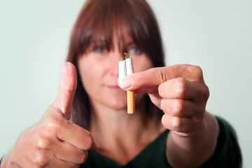 Daumen hoch für zerbrochene Zigarette 