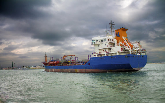 tanker goes into port