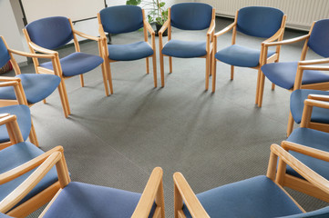 Stühle im Kreis