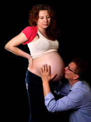 Jeune couple heureux attendent bébé
