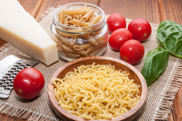 Pasta, queso, tomates, albahaca
