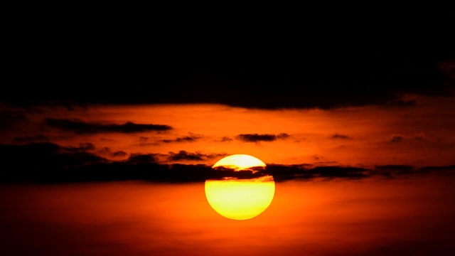 Movement of sun at dawn, time lapse.