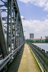 Obraz premium The Truong Tien bridge in Hue in Vietnam