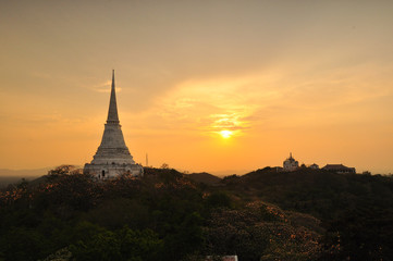 Fototapeta na wymiar Sunset at Khao-Wung Mountain Palace, Thailand