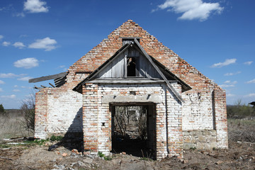 Fototapeta na wymiar the ruins of a brick building