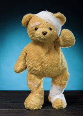 Unfall Teddy mit Verband stehend 