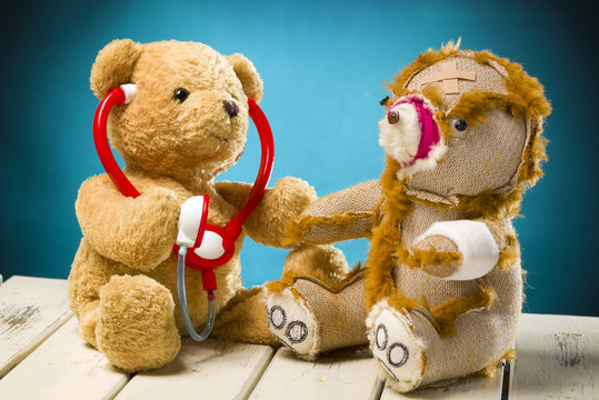 Zwei Teddybären im Gesundheitswesen 