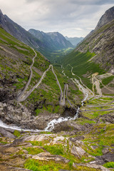 Norwegia , g&oacute;ry, droga troli, słynna z ostrych zakręt&oacute;w