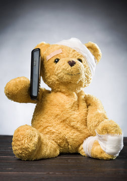 Unfall Teddyb&auml;r mit Mobiltelefon