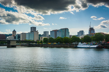 Fototapeta premium Widok na panoramę z Eastbank Esplanade w Portland, Or