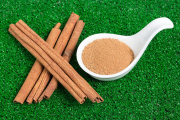 cinnamon sticks with cinnamon powder