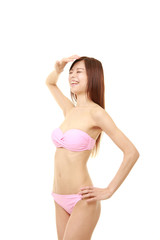 Fototapeta premium 夏の強い日差しを眩しがるビキニの女性