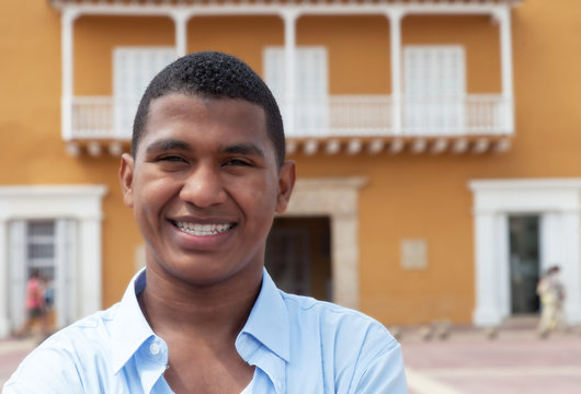 Fröhlicher junger Mann in südamerikanischer Kolonialstadt