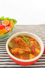 美味しそうなカレーとサラダ