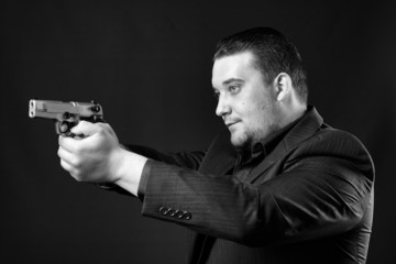 Mann zielt mit einer Waffe