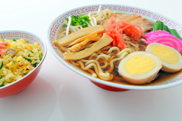 美味しそうなラーメンとチャーハン