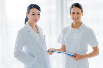 女医と看護師