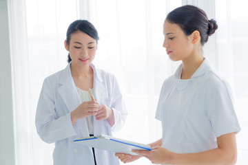 女医と看護師