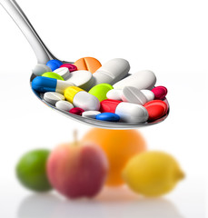 Tabletten auf Löffel mit Obst