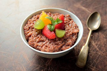 Chocolate rice pudding with fresh fruits