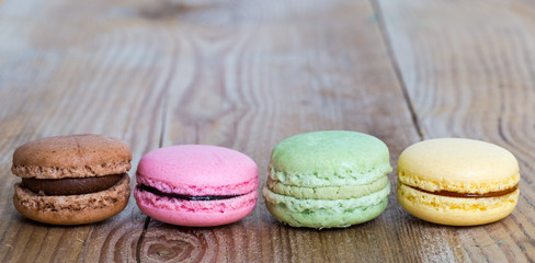 Bunte Macarons auf rustikalem Holz