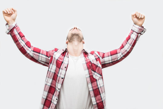 uomo che alza le braccia per esultare dalla gioia del successo
