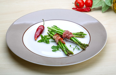 Grilled asparagus with bacon