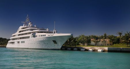 Fototapeta na wymiar Luxury Yacht in front of tropical island